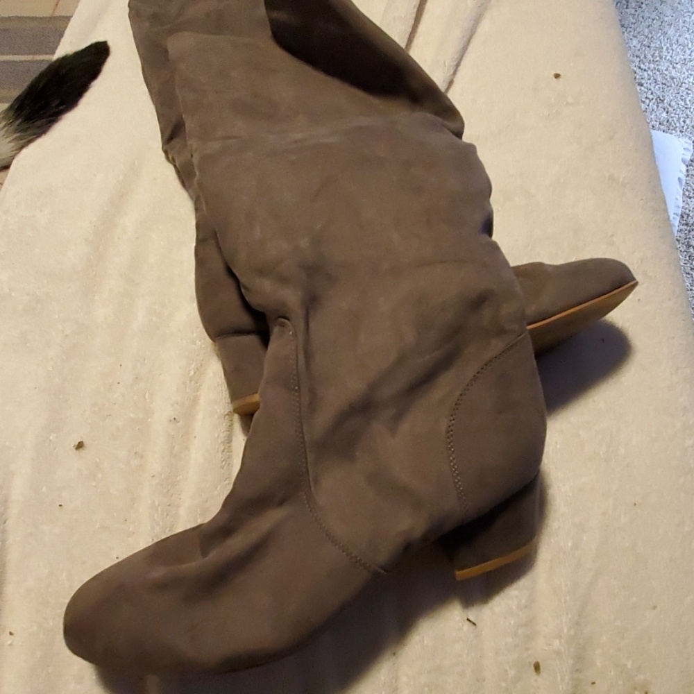 Womans 9 grey boots